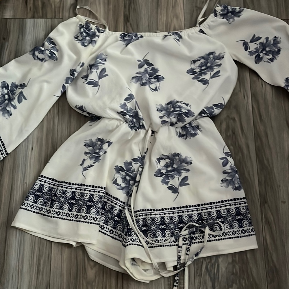 flowy dress,used,romper,blue and white,wipes in the front